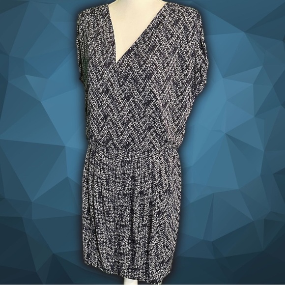 Banana Republic Navy & White Geometric Crossover Pleated Mini Dress Size Medium - Picture 1 of 11
